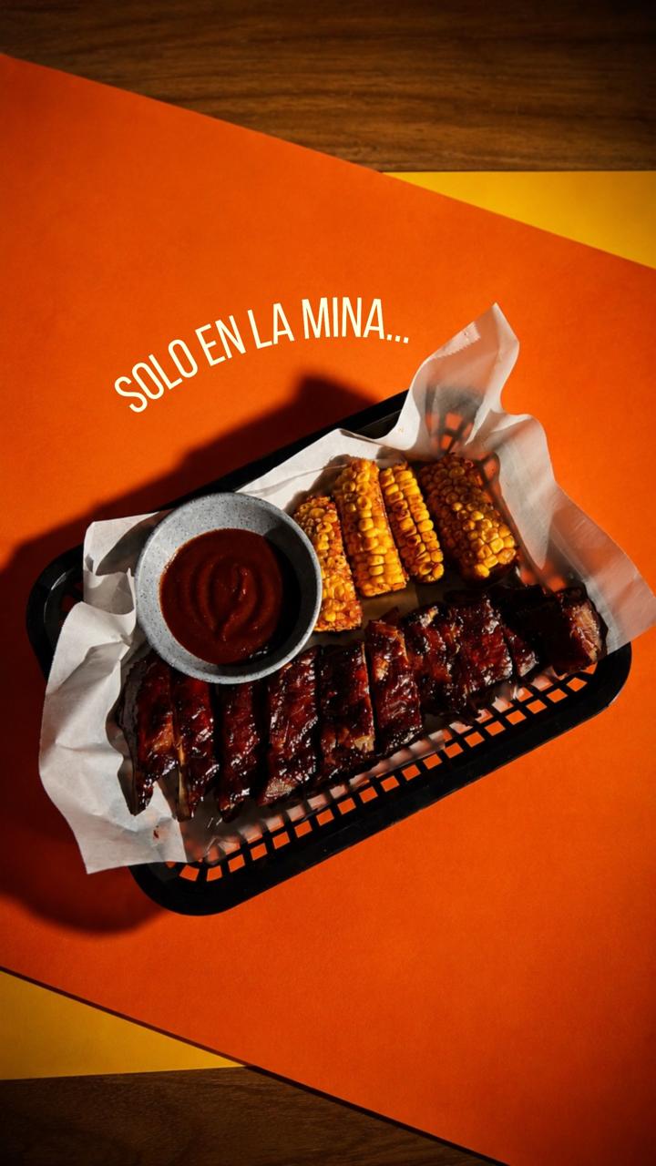Costillas con elote y salsa