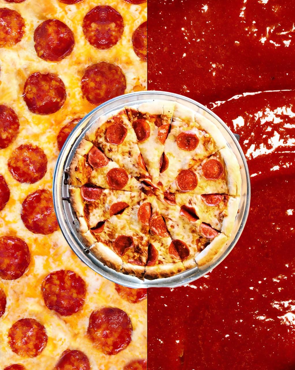 Pizza de pepperoni con salsa roja