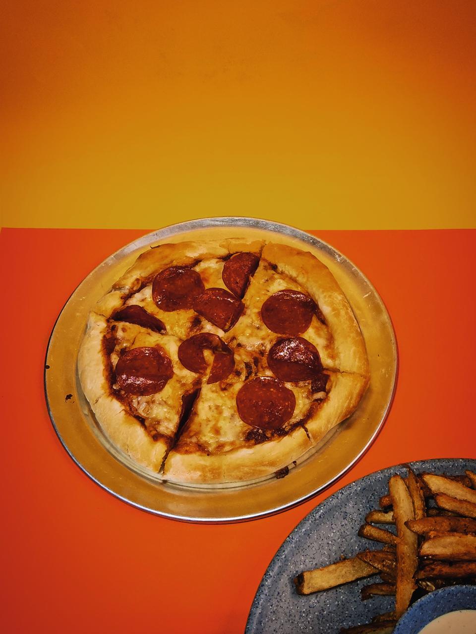 Pizza de pepperoni con papas